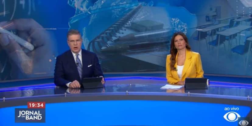 Eduardo Oinegue e Thais Dias no comando do Jornal da Band (Reprodução: Band) Eduardo Oinegue e Thais Dias no comando do Jornal da Band (Reprodução: Band)