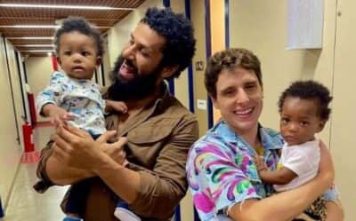 Ramiro e Kelvin com bebês no colo em Terra e Paixão (Foto: Reprodução / Globo) Ramiro e Kelvin com bebês no colo em Terra e Paixão (Foto: Reprodução / Globo)