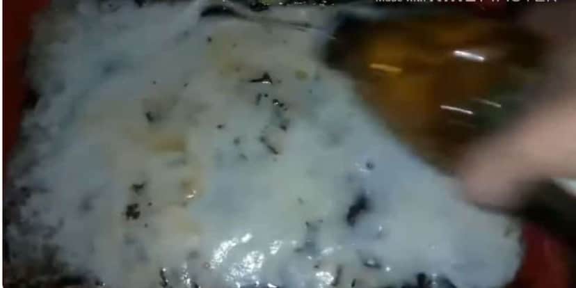 Reação química após a mistura dos produtos (Reprodução: Youtube/ LuChaves) Reação química após a mistura dos produtos (Reprodução: Youtube/ LuChaves)