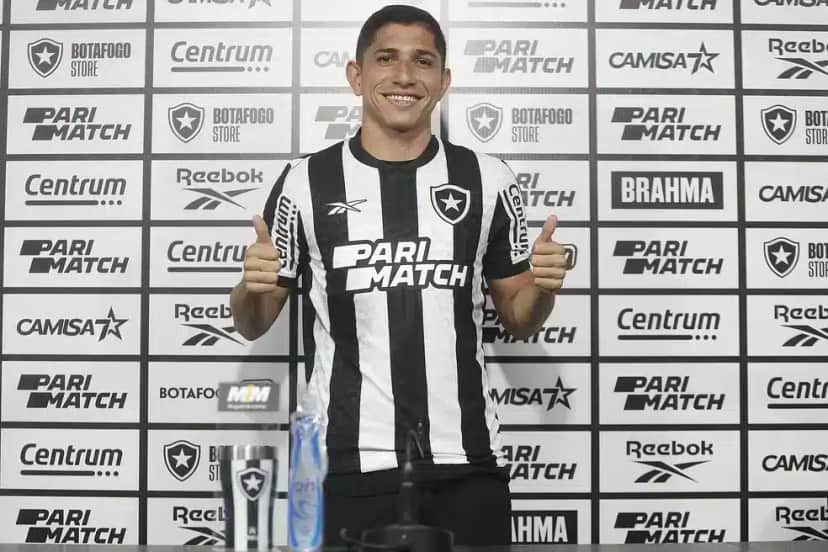 Savarino foi apresentado de forma oficial como reforço do Botafogo (Foto: Reprodução/ Internet) Savarino foi apresentado de forma oficial como reforço do Botafogo (Foto: Reprodução/ Internet)