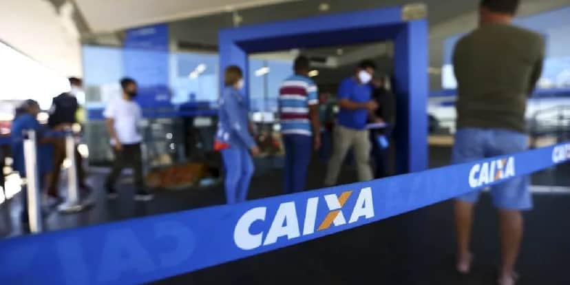 Fila na Caixa (Foto: Reprodução/ Internet) Fila na Caixa (Foto: Reprodução/ Internet)