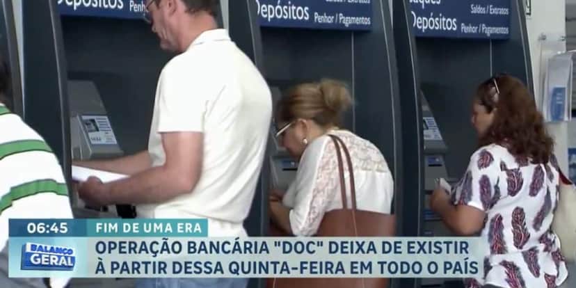Clientes na Caixa (Foto: Reprodução / Record) Clientes na Caixa (Foto: Reprodução / Record)