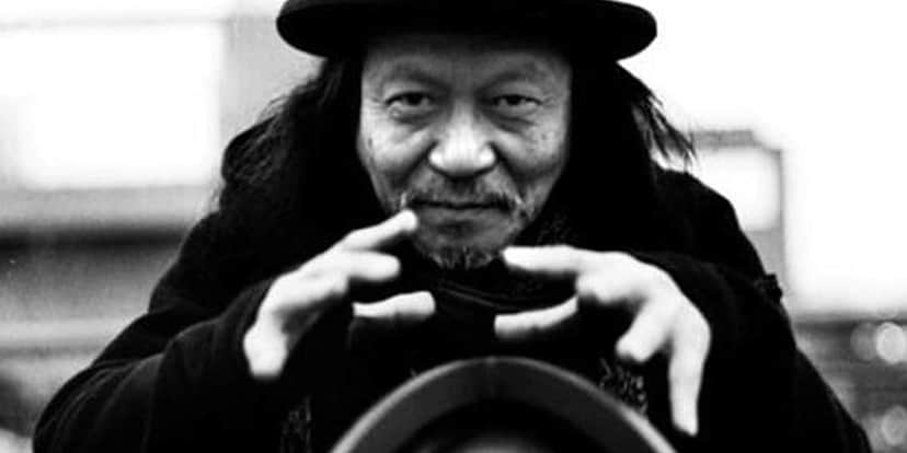 LUTO - Morre o cantor Damo Suzuki (Foto: Reprodução - The Perlich Post) LUTO - Morre o cantor Damo Suzuki (Foto: Reprodução - The Perlich Post)