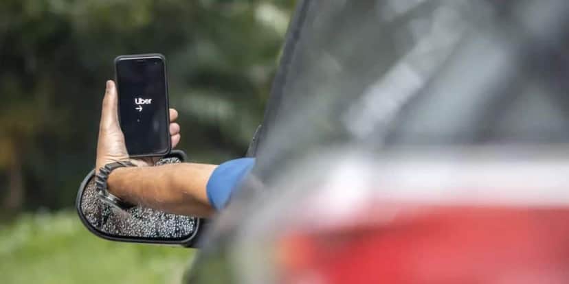 Motorista segurando aplicativo da Uber (Foto: Reprodução / Celso Tavares/G1) Motorista segurando aplicativo da Uber (Foto: Reprodução / Celso Tavares/G1)