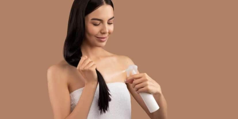 Mulher passando produto no cabelo (Foto: Reprodução / Freepik)