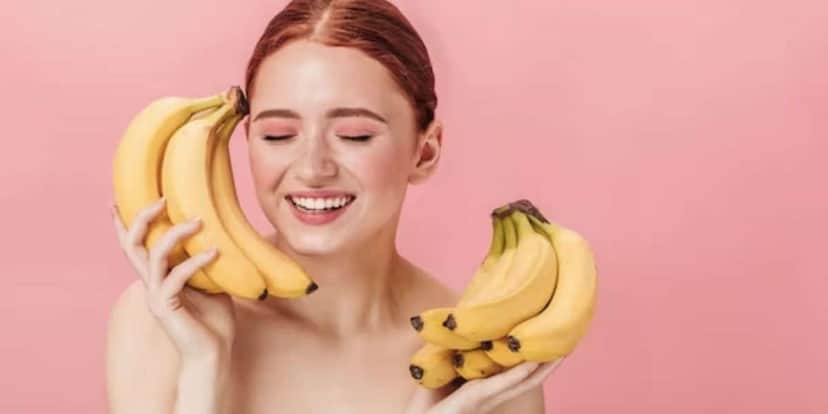 Mulher segurando banana (Foto: Reprodução / Freepik) Mulher segurando banana (Foto: Reprodução / Freepik)