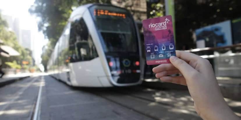 Pessoa segurando cartão do Riocard (Foto: Reprodução / O Dia) Pessoa segurando cartão do Riocard (Foto: Reprodução / O Dia)