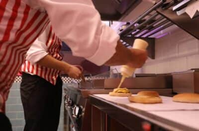 Linha de produção da empresa de Caio é semelhante ao McDonald’s (Foto: Reprodução / Folha de S.Paulo) Linha de produção da empresa de Caio é semelhante ao McDonald’s (Foto: Reprodução / Folha de S.Paulo)