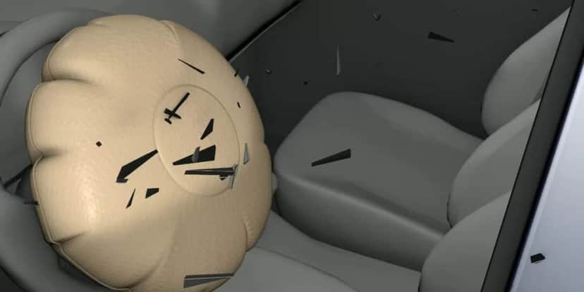 Airbags soltavam estilhaços (Reprodução: Internet) Airbags soltavam estilhaços (Reprodução: Internet)
