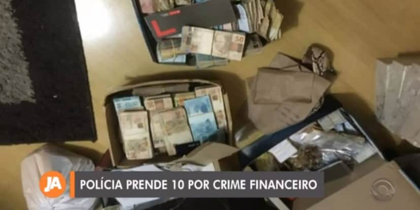 Dinheiro apreendido da empresa em Novo Hamburgo (Reprodução: Globo)
