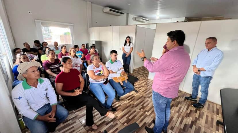 O prefeito de Bandeirantes Gustavo Sprotte dando a notícia sobre o pagamento extra do 14° salário (Foto: Reprodução/ Prefeitura de Bandeiras) O prefeito de Bandeirantes Gustavo Sprotte dando a notícia sobre o pagamento extra do 14° salário (Foto: Reprodução/ Prefeitura de Bandeiras)