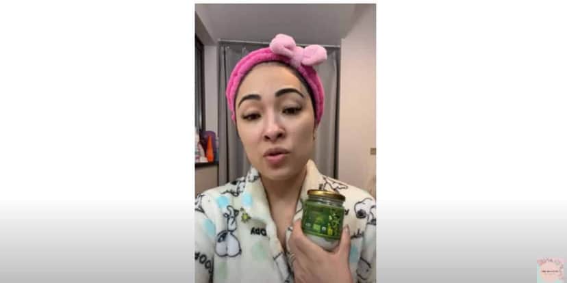 Flor do Oriente revelou que o óleo de coco é bom para a pele (Reprodução: Youtube) Flor do Oriente revelou que o óleo de coco é bom para a pele (Reprodução: Youtube)