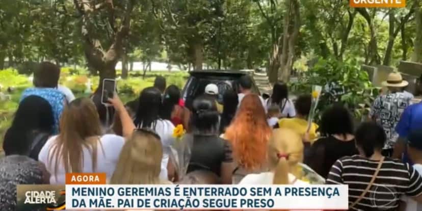 Enterro de Geremias foi acompanhado com dezenas de pessoas da região (Reprodução: Record)