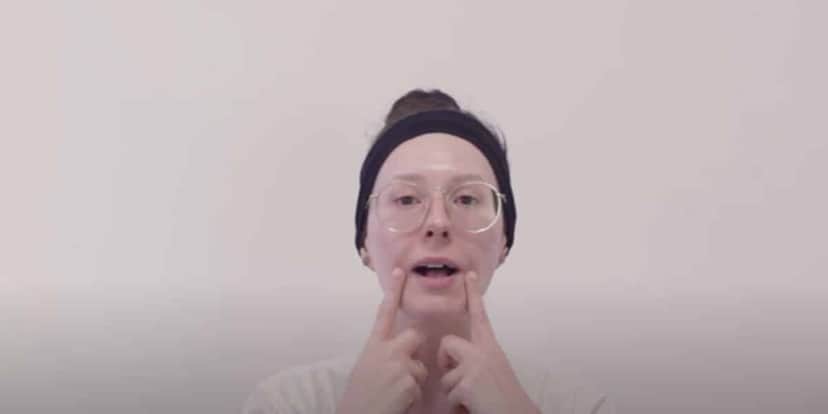 Primeiro exercício explicado por Letícia Menezes (Reprodução: Youtube) Primeiro exercício explicado por Letícia Menezes (Reprodução: Youtube)