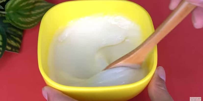 A mistura fica desse jeito, pronta para aplicar no cabelo (Reprodução: Youtube) A mistura fica desse jeito, pronta para aplicar no cabelo (Reprodução: Youtube)