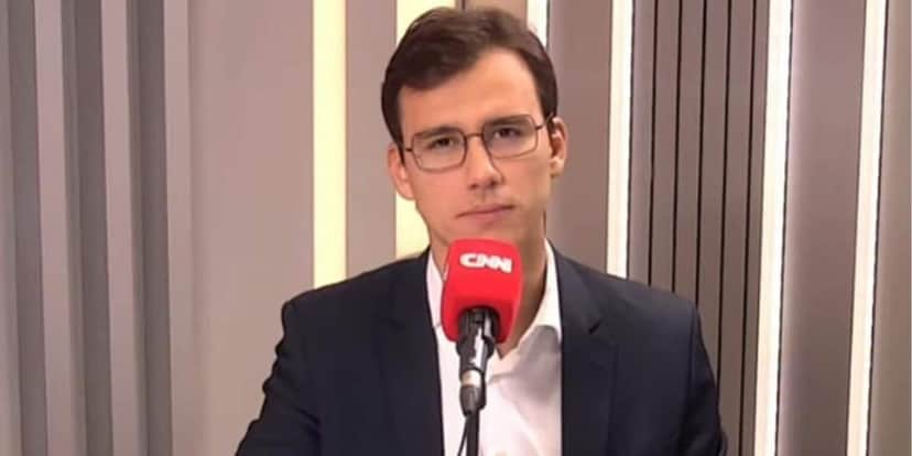 Stêvão Limana foi responsável pela última transmissão da rádio (Reprodução: CNN) Stêvão Limana foi responsável pela última transmissão da rádio (Reprodução: CNN)