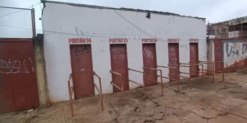 O Texeirão está com diversas pichações em suas paredes, que caem aos pedaços (Reprodução: Foto/Arcílio Neto) O Texeirão está com diversas pichações em suas paredes, que caem aos pedaços (Reprodução: Foto/Arcílio Neto)