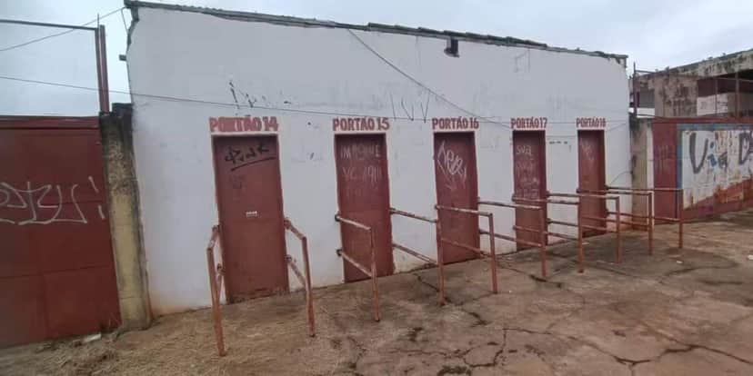 O Texeirão está com diversas pichações em suas paredes, que caem aos pedaços (Reprodução: Foto/Arcílio Neto) O Texeirão está com diversas pichações em suas paredes, que caem aos pedaços (Reprodução: Foto/Arcílio Neto)