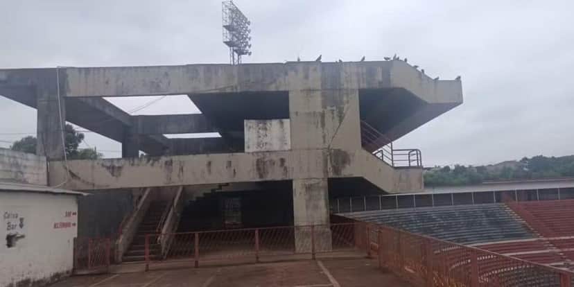O estádio do América está caindo aos pedaços (Reprodução: Foto/Arcílio Neto) O estádio do América está caindo aos pedaços (Reprodução: Foto/Arcílio Neto)