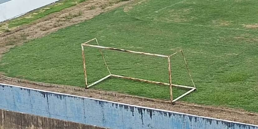 Até o gramado está em péssimas condições (Reprodução: Foto/Arcílio Neto) Até o gramado está em péssimas condições (Reprodução: Foto/Arcílio Neto)