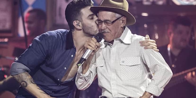 Gusttavo Lima e seu pai em show (Reprodução/Metrópoles) Gusttavo Lima e seu pai em show (Reprodução/Metrópoles)
