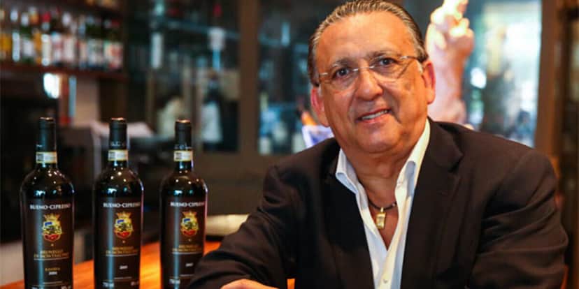 Galvão Bueno possui uma marca própria de vinhos, a Bueno Wines, que foi fundada por ele no ano de 2009 (Foto Reprodução/Internet) Galvão Bueno possui uma marca própria de vinhos, a Bueno Wines, que foi fundada por ele no ano de 2009 (Foto Reprodução/Internet)