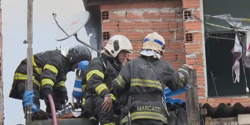 Bombeiros em comunidade (Foto: Reprodução / Globo) Bombeiros em comunidade (Foto: Reprodução / Globo)