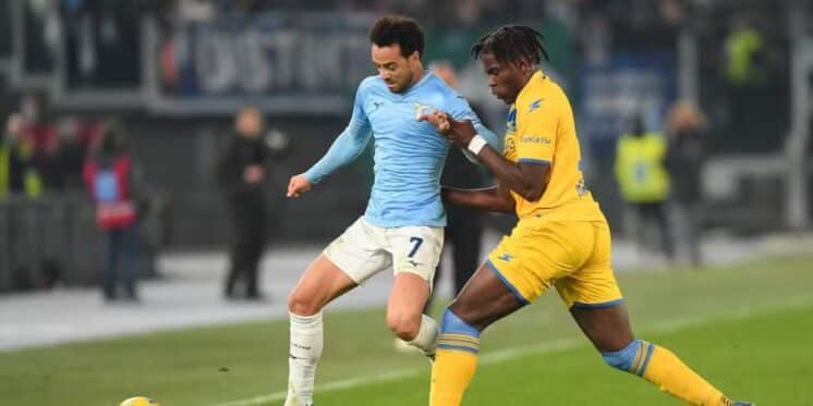 Felipe Anderson, em ação pela Lazio contra o Frosinone, seu 300º jogo no clube — Foto: Silvia Lore/Getty Images Felipe Anderson, em ação pela Lazio contra o Frosinone, seu 300º jogo no clube — Foto: Silvia Lore/Getty Images