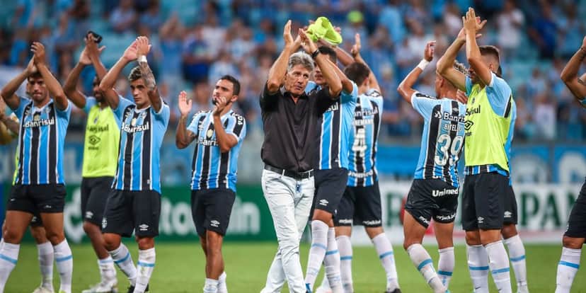 Renato e joagdores do Grêmio agradecendo a torcida - Lucas Uebel/Grêmio Renato e joagdores do Grêmio agradecendo a torcida - Lucas Uebel/Grêmio