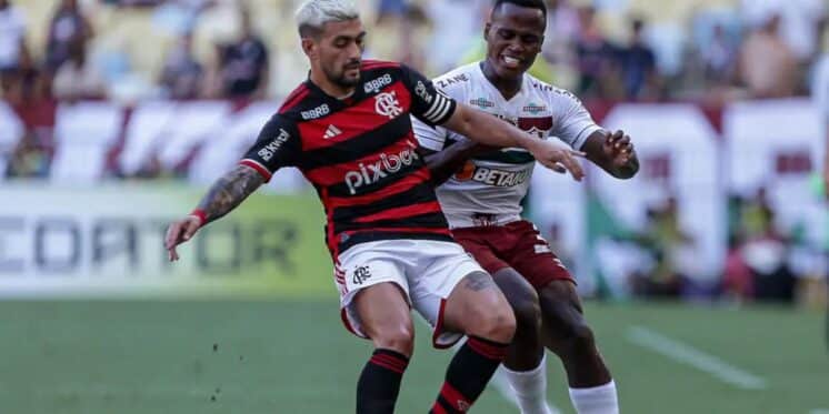 Arrascaeta e Arias disputando uma bola no FLA-FLU - Foto | Reprodução: Internet Arrascaeta e Arias disputando uma bola no FLA-FLU - Foto | Reprodução: Internet