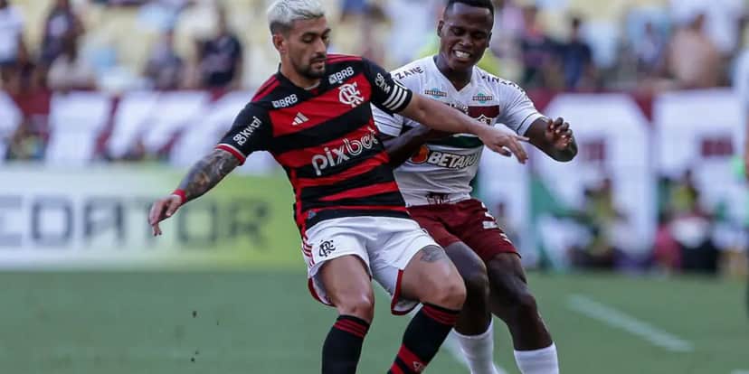 Arrascaeta e Arias disputando uma bola no FLA-FLU - Foto | Reprodução: Internet Arrascaeta e Arias disputando uma bola no FLA-FLU - Foto | Reprodução: Internet