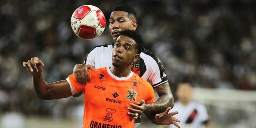 Zé Gabriel e Carlinhos disputando uma bola - Foto | Reprodução: Internet Zé Gabriel e Carlinhos disputando uma bola - Foto | Reprodução: Internet