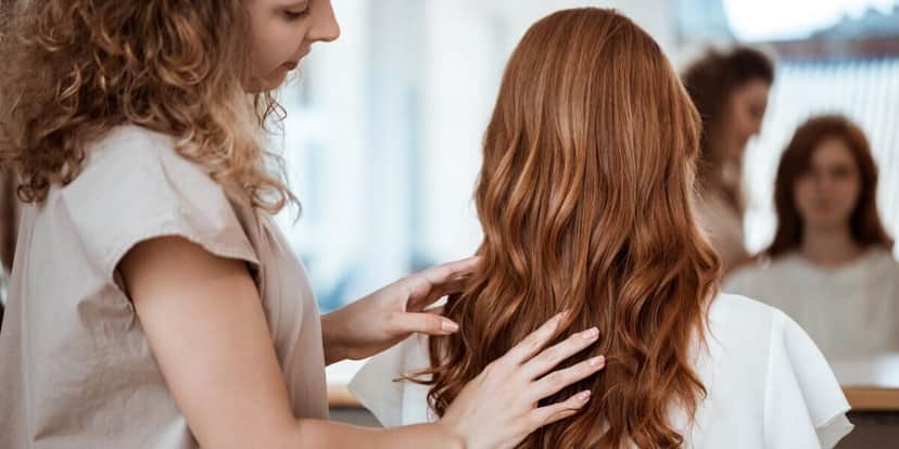 Técnica do Halo" consiste em realçar o rosto com mechas espalhadas de forma sofisticada e que iluminam o rosto (Foto Reprodução/Cabelo&Cia) Técnica do Halo" consiste em realçar o rosto com mechas espalhadas de forma sofisticada e que iluminam o rosto (Foto Reprodução/Cabelo&Cia)