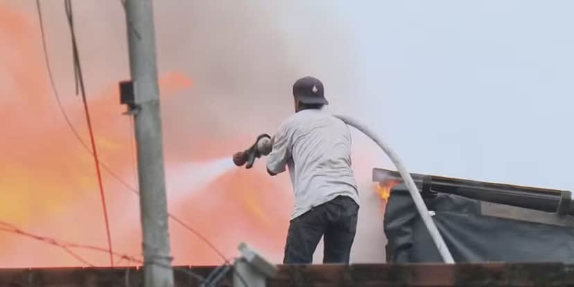 Homem tentando apagar incêndio (Foto: Reprodução / Globo) Homem tentando apagar incêndio (Foto: Reprodução / Globo)