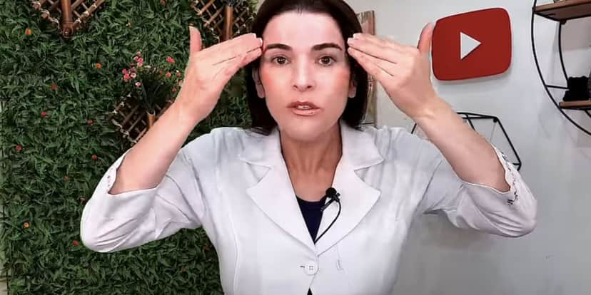 Patrícia Ellias fazendo massagem na testa (Foto: Reprodução / YouTube) Patrícia Ellias fazendo massagem na testa (Foto: Reprodução / YouTube)
