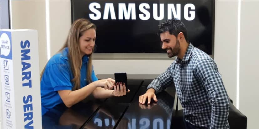 Funcionária da Samsung ajudando cliente (Foto: Reprodução/ Internet) Funcionária da Samsung ajudando cliente (Foto: Reprodução/ Internet)