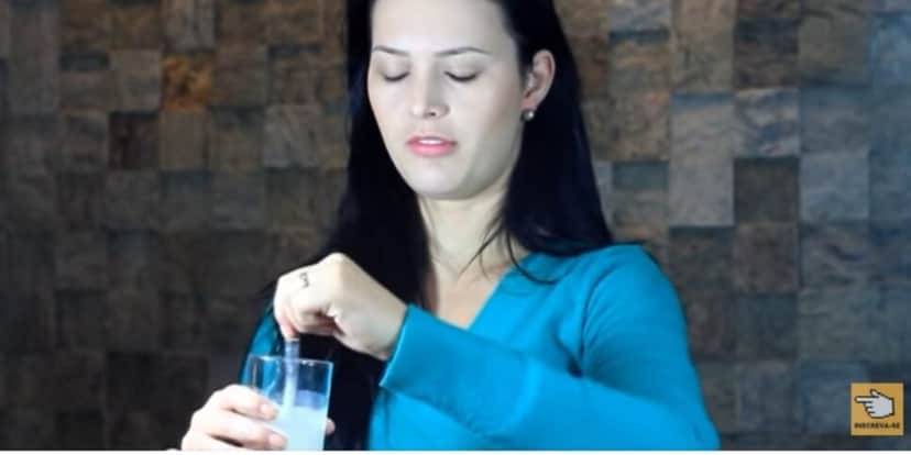 A mistura tem que ser o suficiente para passar em todo o cabelo (Reprodução: Youtube) A mistura tem que ser o suficiente para passar em todo o cabelo (Reprodução: Youtube)
