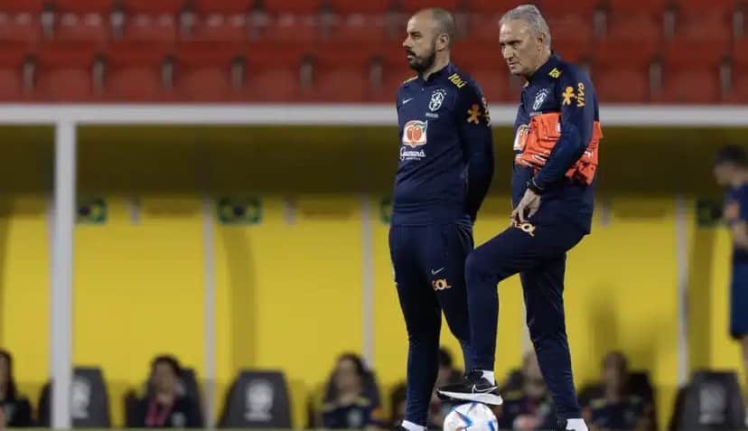 Tite com coletes ao lado do analista Bruno Baquete, em treino da Seleção Brasileira — Foto: Lucas Figueiredo / CBF Tite com coletes ao lado do analista Bruno Baquete, em treino da Seleção Brasileira — Foto: Lucas Figueiredo / CBF