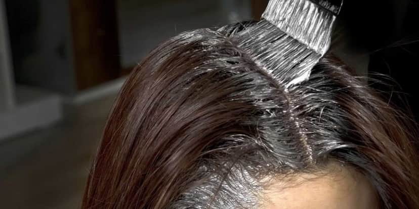 Aplique a tinta no cabelo, desde a raiz até as pontas dos fios (Reprodução: Internet) Aplique a tinta no cabelo, desde a raiz até as pontas dos fios (Reprodução: Internet)