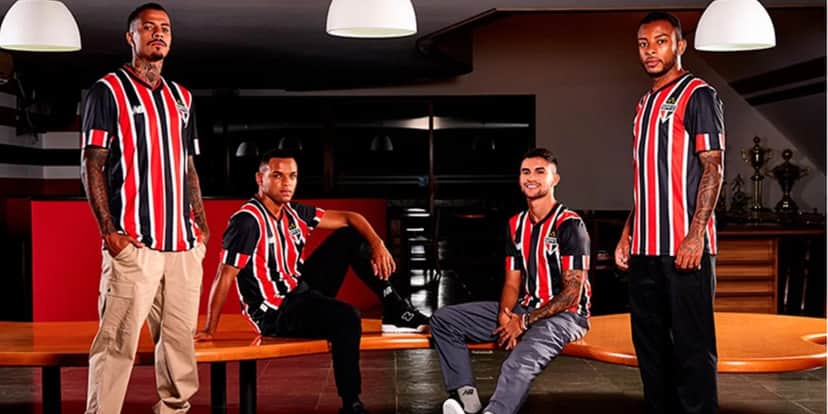 Nova camisa do São Paulo tem patrocínio com a New Balance - (Foto: Reprodução / Internet) Nova camisa do São Paulo tem patrocínio com a New Balance - (Foto: Reprodução / Internet)