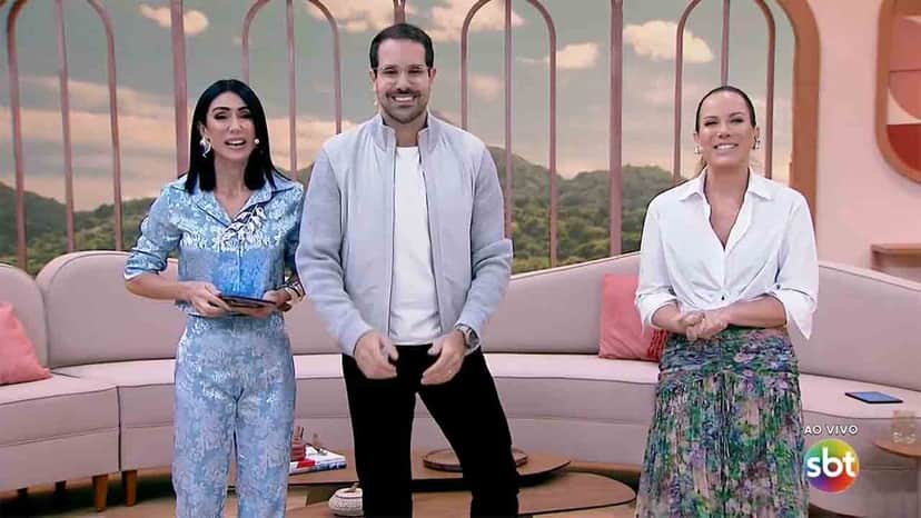 Regina Volpato, Paulo Mathias e Michelle Barros comandam o Chega Mais no SBT (Foto: Reprodução/ Internet) Regina Volpato, Paulo Mathias e Michelle Barros comandam o Chega Mais no SBT (Foto: Reprodução/ Internet)