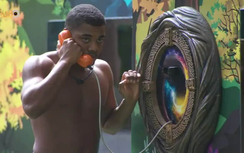 Davi atendeu ao Big Fone e foi mandado direto ao paredão do BBB24 (Foto: Reprodução/ Internet) Davi atendeu ao Big Fone e foi mandado direto ao paredão do BBB24 (Foto: Reprodução/ Internet)