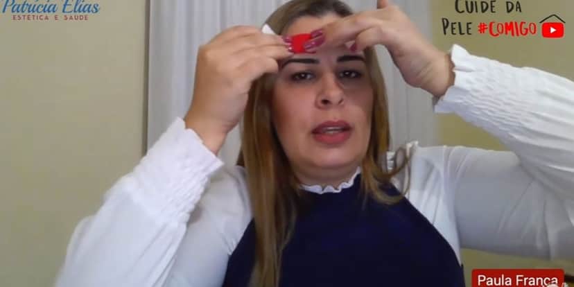 A Dra. Paula França explica como colocar a fita adesiva na testa (Reprodução: Youtube) A Dra. Paula França explica como colocar a fita adesiva na testa (Reprodução: Youtube)