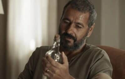 José Inocêncio segurando a garrafinha com o diabinho dentro (Foto: Reprodução / Globo) José Inocêncio segurando a garrafinha com o diabinho dentro (Foto: Reprodução / Globo)