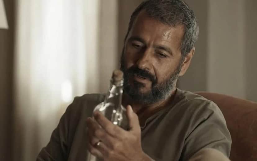 José Inocêncio segurando a garrafinha com o diabinho dentro (Foto: Reprodução / Globo) José Inocêncio segurando a garrafinha com o diabinho dentro (Foto: Reprodução / Globo)