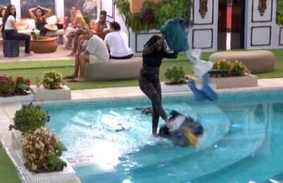 Leidy Elin joga roupas de Davi na piscina (Foto: Reprodução / Globoplay) Leidy Elin joga roupas de Davi na piscina (Foto: Reprodução / Globoplay)