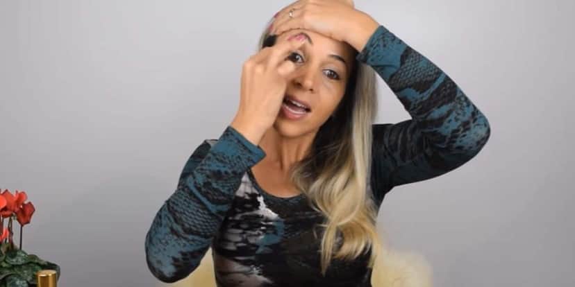 Por fim, faça essa manobra nas 2 sobrancelhas (Reprodução: Youtube) Por fim, faça essa manobra nas 2 sobrancelhas (Reprodução: Youtube)