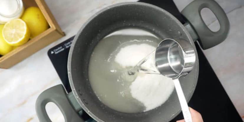 A mistura é feita com água, limão e açúcar (Reprodução: Internet) A mistura é feita com água, limão e açúcar (Reprodução: Internet)