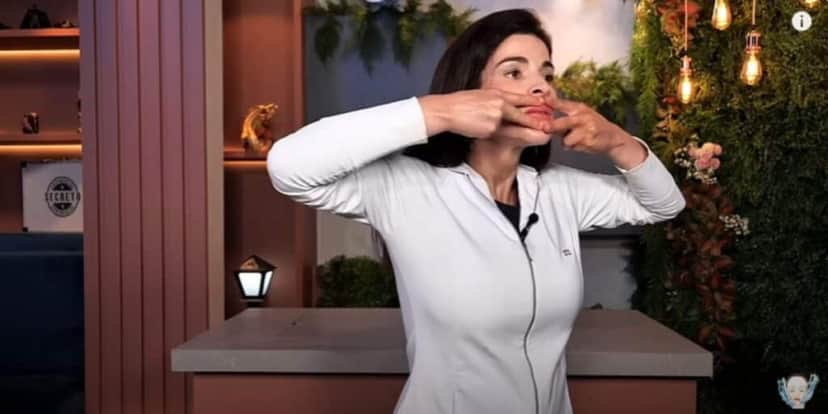 Massageie a região a esticando para fora e para cima (Reprodução: Youtube) Massageie a região a esticando para fora e para cima (Reprodução: Youtube)