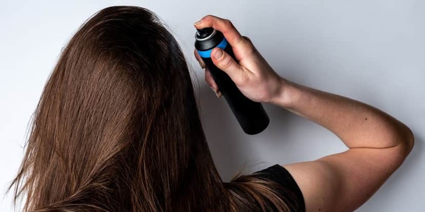 O shampoo a seco pode aumentar a chance de ter a doença (Reprodução: Internet) O shampoo a seco pode aumentar a chance de ter a doença (Reprodução: Internet)